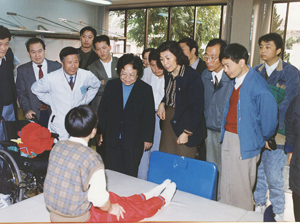 7．時(shí)任國(guó)務(wù)委員彭佩云到“中康” 視察。.jpg